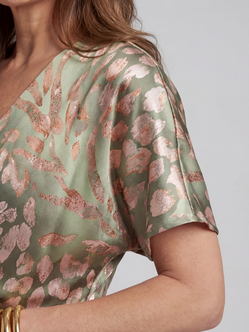 Ellis & Johnson™  | Vestido Midi con Escote en V y Cintura Torcida de Estampado Abstracto