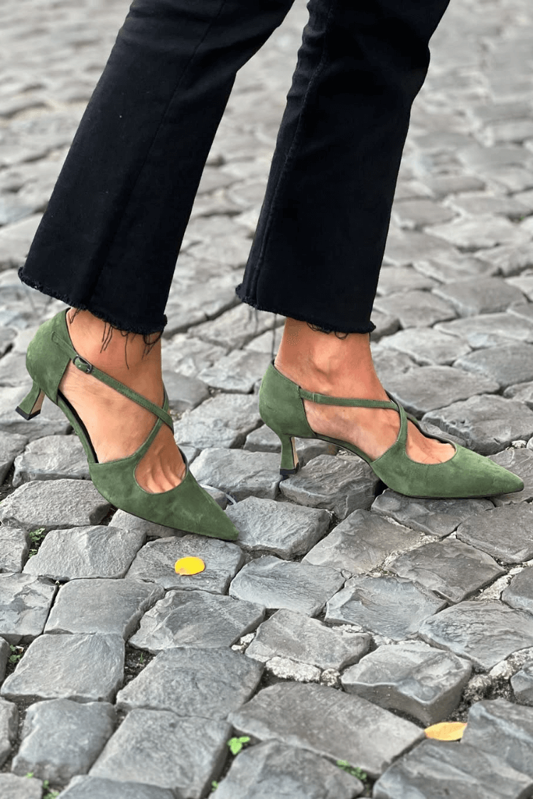DECOLLETE SLINGBACK CON CINTURÓN DELGADO