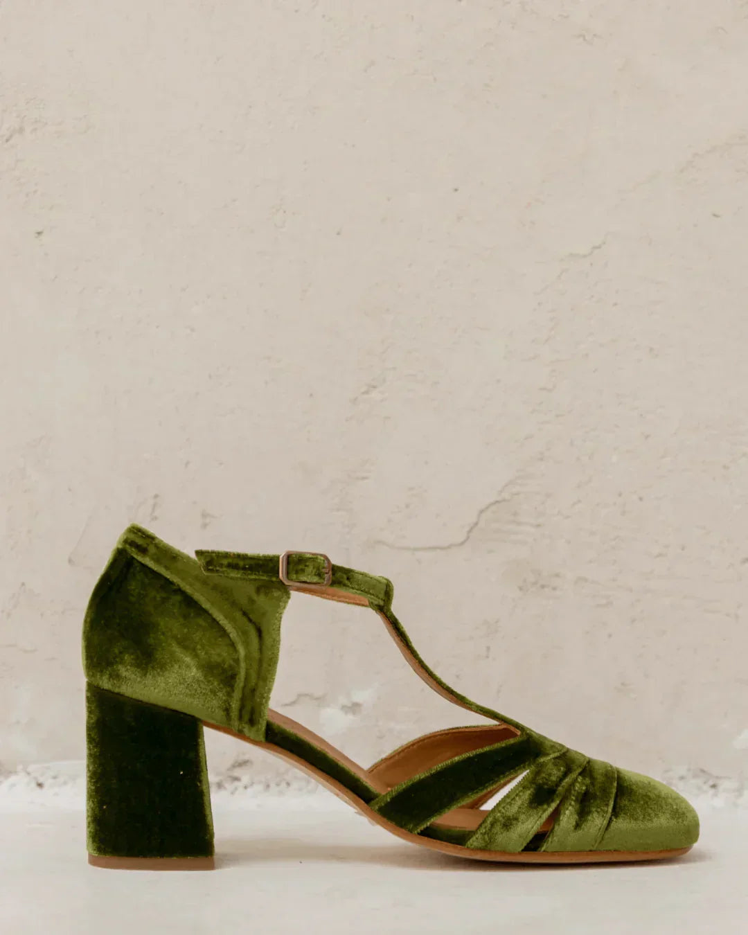 ZAPATO CON CINTURÓN EN T Y TACÓN ESTABLE