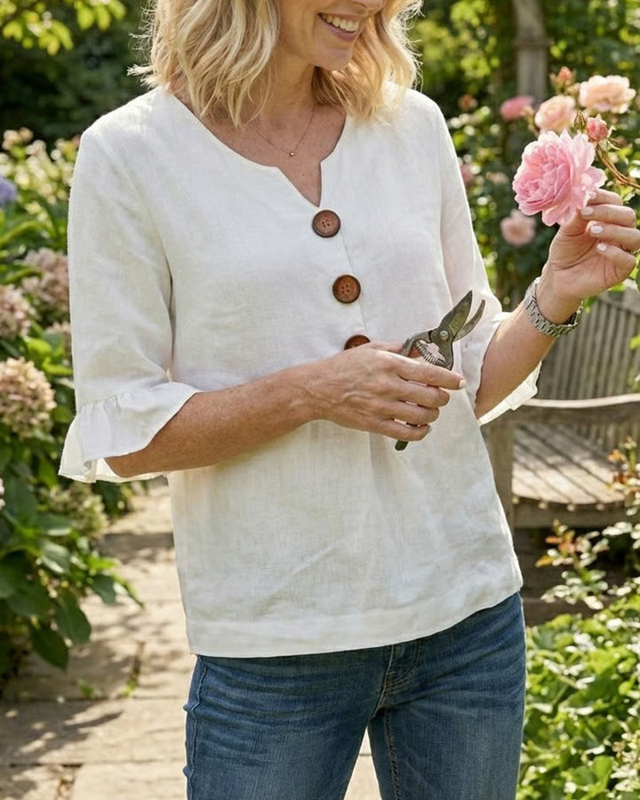 Blusa Sophia de algodón-lino con botones de madera y volantes