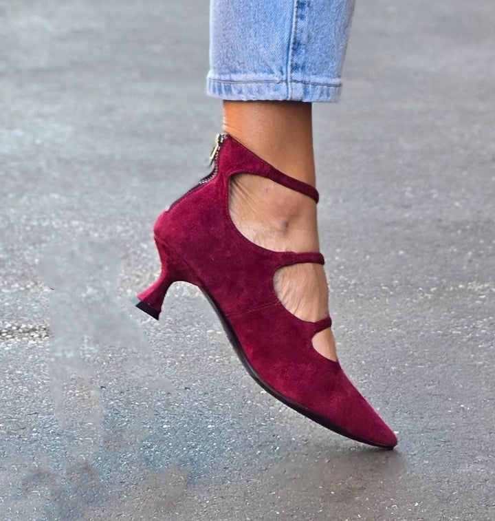 DECOLLETÉ CON CINTURINES Y TACCO BAJO