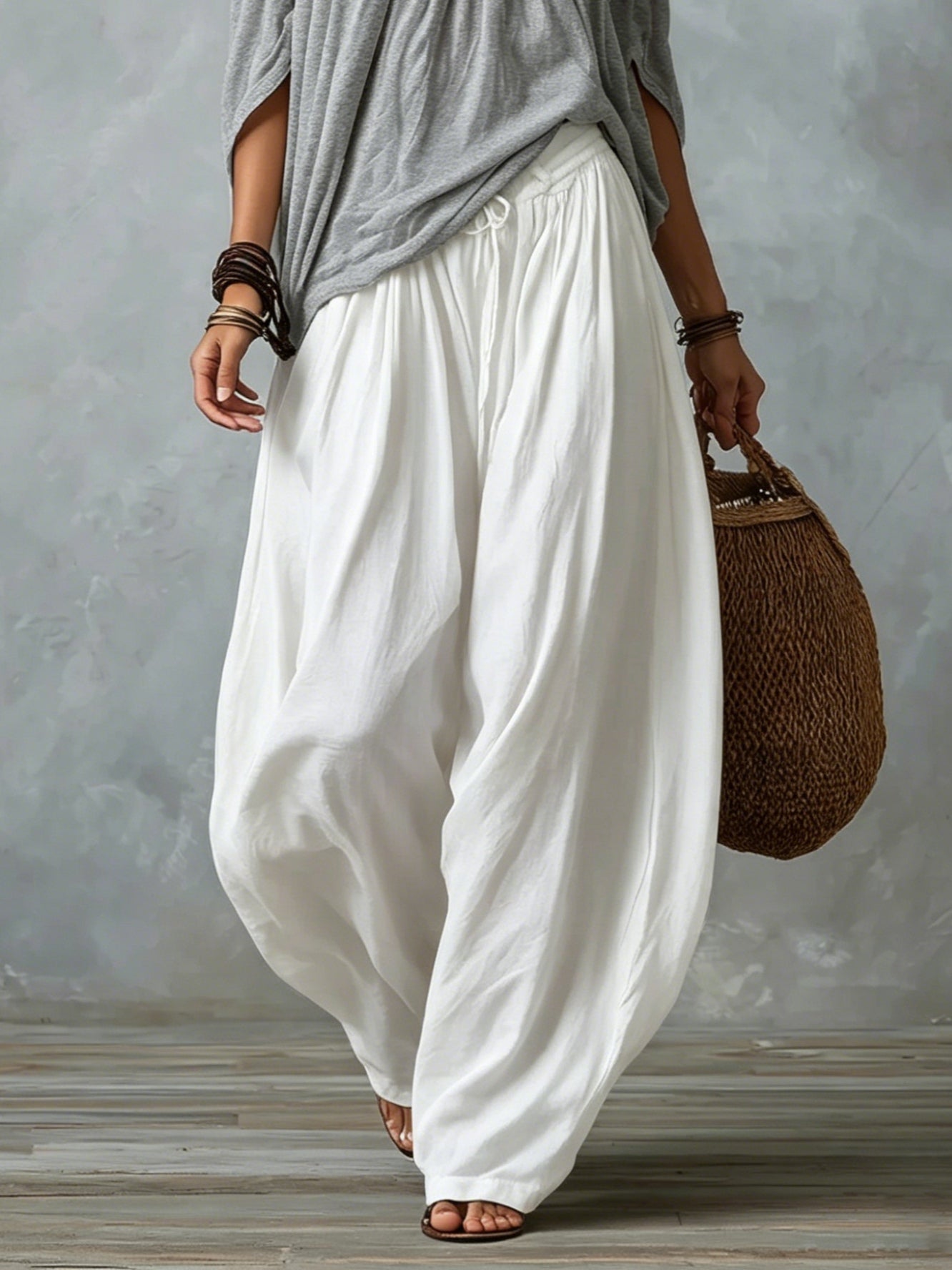 Top Gris Off-shoulder y Pantalones Lantern Holgados Blancos